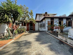 Villa Bifamiliare con giardino a Fondi