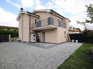 Villa Bifamiliare con giardino, Capannori segromigno in piano