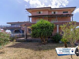 Villa bifamiliare con ingressi indipendenti