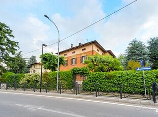 Villa bifamiliare in posizione centrale immersa ne