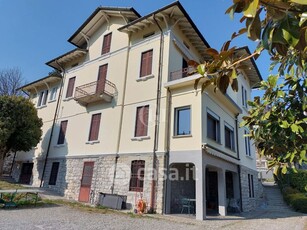 Villa in Vendita in Salita Aprica a Como