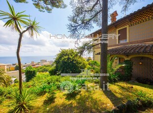 Villa in Vendita in Via Giovanni Battista Niccolini a Genova