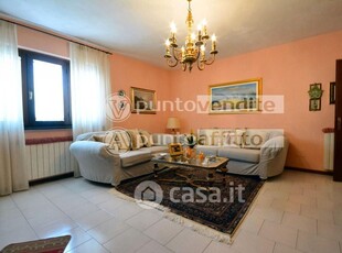 Villa in Vendita in Via per Corte Bimbo 106 -134 a Lucca