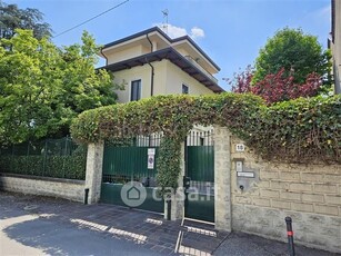 Villa in Vendita in Via Piave a Monza