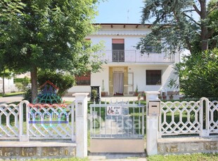 Villa in Vendita in Via Provinciale Centese 106 a Bondeno