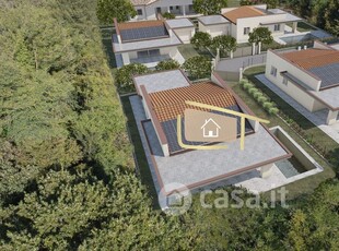 Villa in Vendita in Via San Carlo Chizzoline a Soiano del Lago