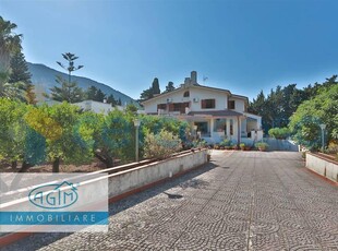 Villa in vendita in Via Vitaliano Brancati 8, Palermo