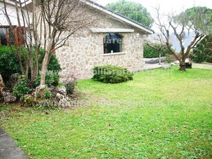 Villa libera su 3 lati con ampio giardino con piscina.