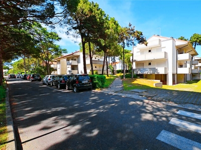 Appartamento a Lignano Pineta con piscina recintata