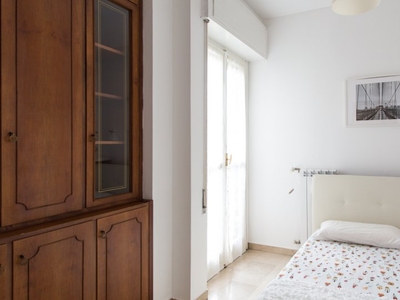 Camera in affitto in appartamento con 5 camere da letto a Milano