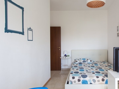 Camera matrimoniale in affitto in appartamento con 6 camere da letto a Milano