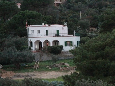 Stupenda Villa sul mare con campo da tennis e un immenso giardino mediterraneo .