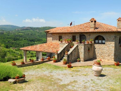 Casa a Castel Del Piano con piscina, giardino e terrazza