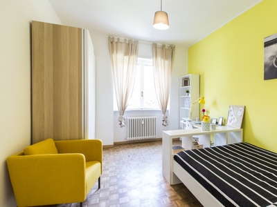 Stanza in appartamento con 4 camere da letto a Cesano Boscone