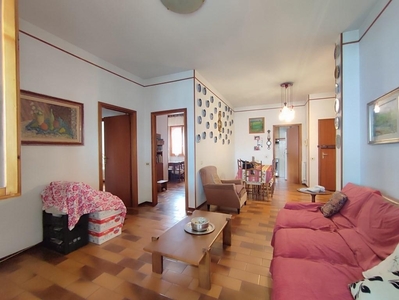 Appartamento a Carrara, 5 locali, 1 bagno, 100 m², 2° piano in vendita