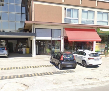 spazio commerciale in vendita a Fabriano