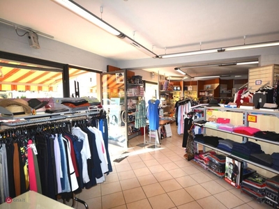 Negozio/Locale commerciale in Affitto in Via Sant'Anna 39 a Lucca