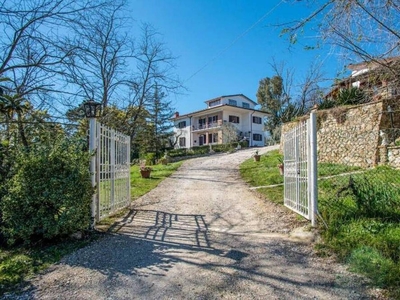 Villa con 2 appartamenti spaziosi per 2 x 7 persone e piscina vicino a Pisa e al mare