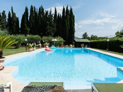 Villa con una stanza con accesso piscina, giardino recintato e Wifi a Pisa