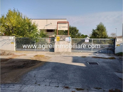 Capannone Industriale in vendita a Castions di Strada via Malignani, 4a