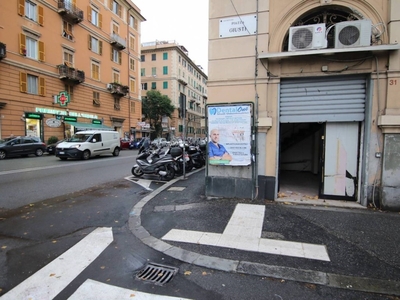 Negozio in vendita a Genova piazza Giuseppe Giusti, 31r