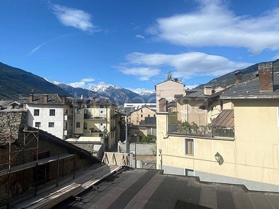 Appartamento in vendita ad Aosta via Croce di Città