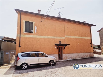 Appartamento in Via Dottorina in zona Frazioni: Gozzolina a Castiglione Delle Stiviere