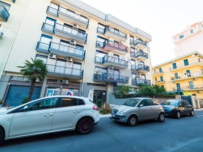 Appartamento in Via Francesco Gallo, Catania, 5 locali, 2 bagni