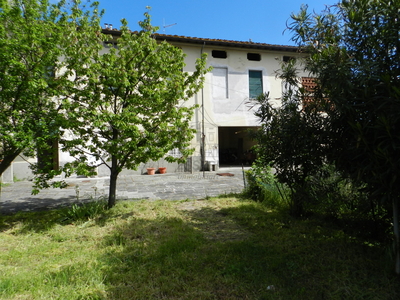 Casa indipendente con giardino in via della chiesa xxi 145, Lucca
