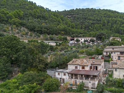 Casa Indipendente in vendita a Campello sul Clitunno via Santa Maria