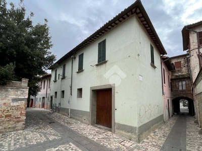 Casa Indipendente in vendita a Foligno via delle Vergini, 10