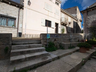 Casa Indipendente in vendita a Luras via Umberto I