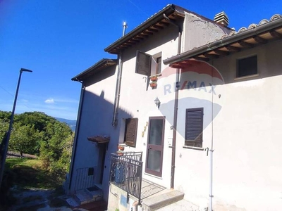 Casa Indipendente in vendita a Nocera Umbra voc.Poggio Parrano, 12