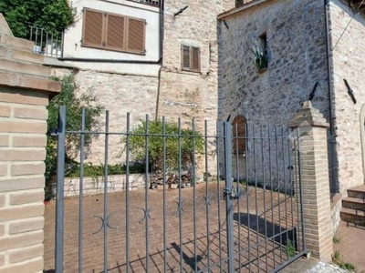 Casa Indipendente in vendita a Spello via Porta Sant'Angelo