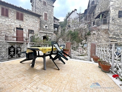 Casa Indipendente in vendita a Spoleto frazione Valle San Martino, 37