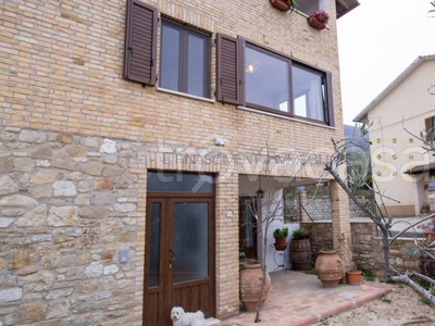 Casa Indipendente in vendita ad Assisi via Fosso Rosceto, 1