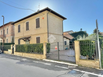 Casa Indipendente in vendita ad Assisi via risorgimento