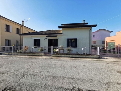 Casa indipendente in Via Roma 4/A, Cerea, 6 locali, 2 bagni, 139 m²