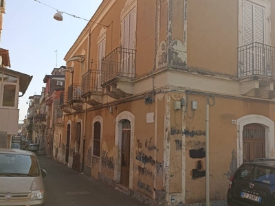 Palazzo in vendita a Catania via Grassi, 71
