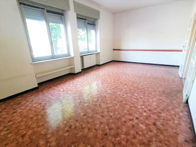 Quadrilocale a Vercelli, 1 bagno, 138 m², ascensore, buono stato