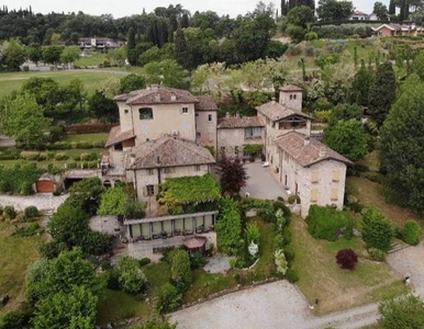 Rustico casale ristrutturato in zona Centri: Desenzano del Garda a Desenzano del Garda