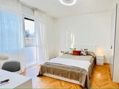 Stanze in affitto in un appartamento con 4 camere da letto a Padova
