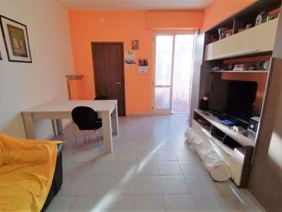 Trilocale a Vercelli, 1 bagno, 104 m², riscaldamento centralizzato