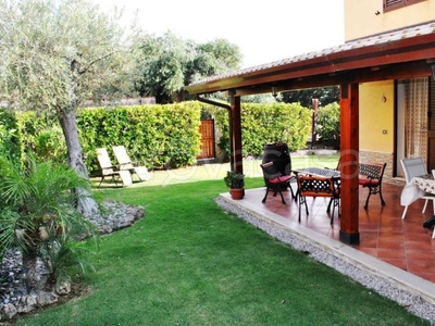 Villa a Schiera in vendita a Campofelice di Roccella contrada Piana Calzata