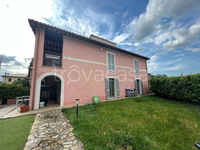 Villa a Schiera in vendita a Spoleto via San Francesco