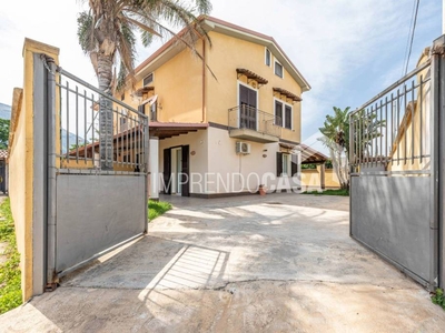 Villa Bifamiliare in vendita a Carini via Verbena, 63a