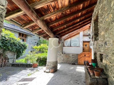 Villa Bifamiliare in vendita a Fénis località Rovarey, 110