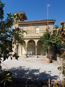 Villa in in vendita da privato a Milena sp24