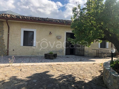 Villa in vendita a Castelbuono contrada Petraro
