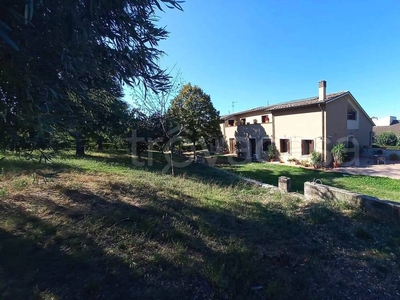 Villa in vendita a Foligno via Piave